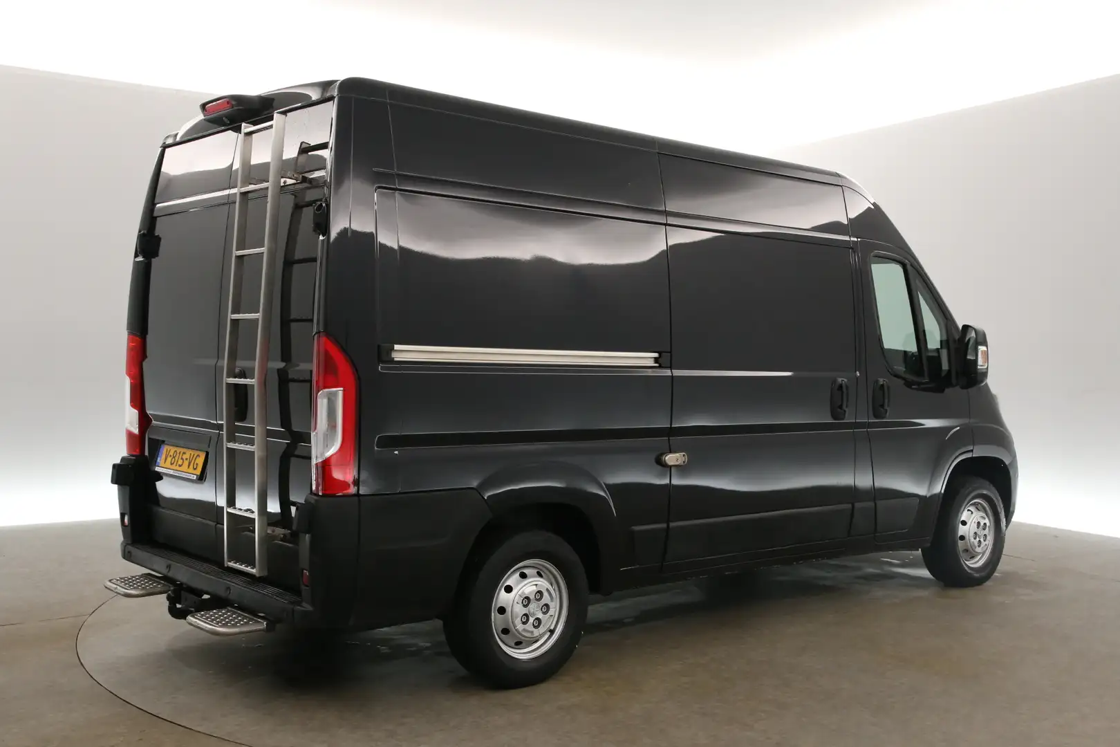 Peugeot Boxer 330 2.0 BlueHDI L2H2 Airco Camera Cruise Trekhaak Zwart - 2