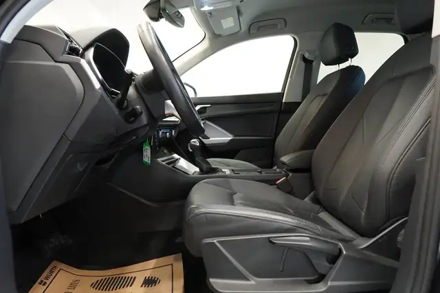 Audi Q3 view 15