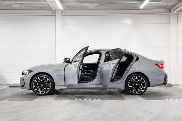 BMW 3 Series view 3