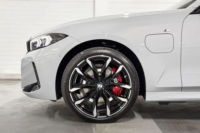 BMW 3 Series view 4
