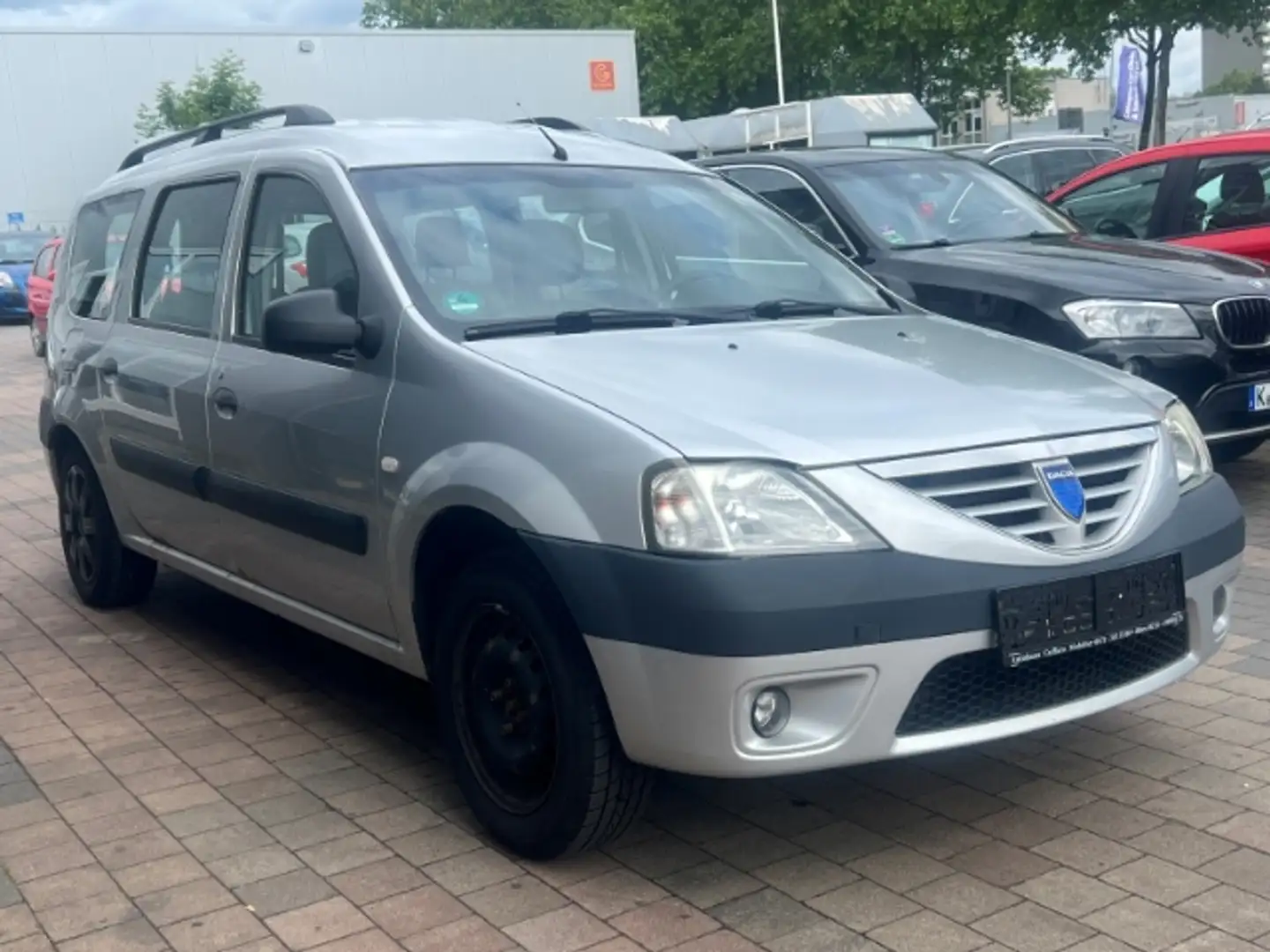 Dacia Logan MCV Kombi Laureate 1.6 MPI GA Klima el.SP Spieg. b Grau - 2