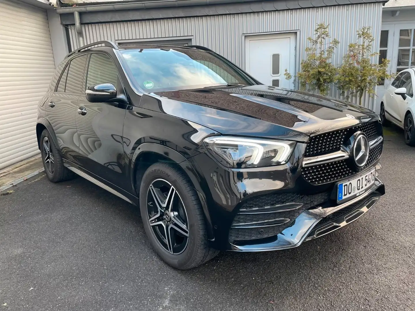 Mercedes-Benz GLE 300 d 4Matic AMG Panorama Navi Leder ACC AHK Negru - 1