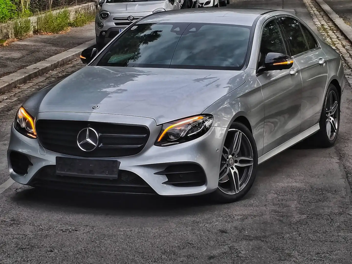 Mercedes-Benz E 220 Mercedes-Benz E 220 * AMG Packet *BURMESTER* 2.Besitz 194PS! UNFALLFREI ! Silber - 1