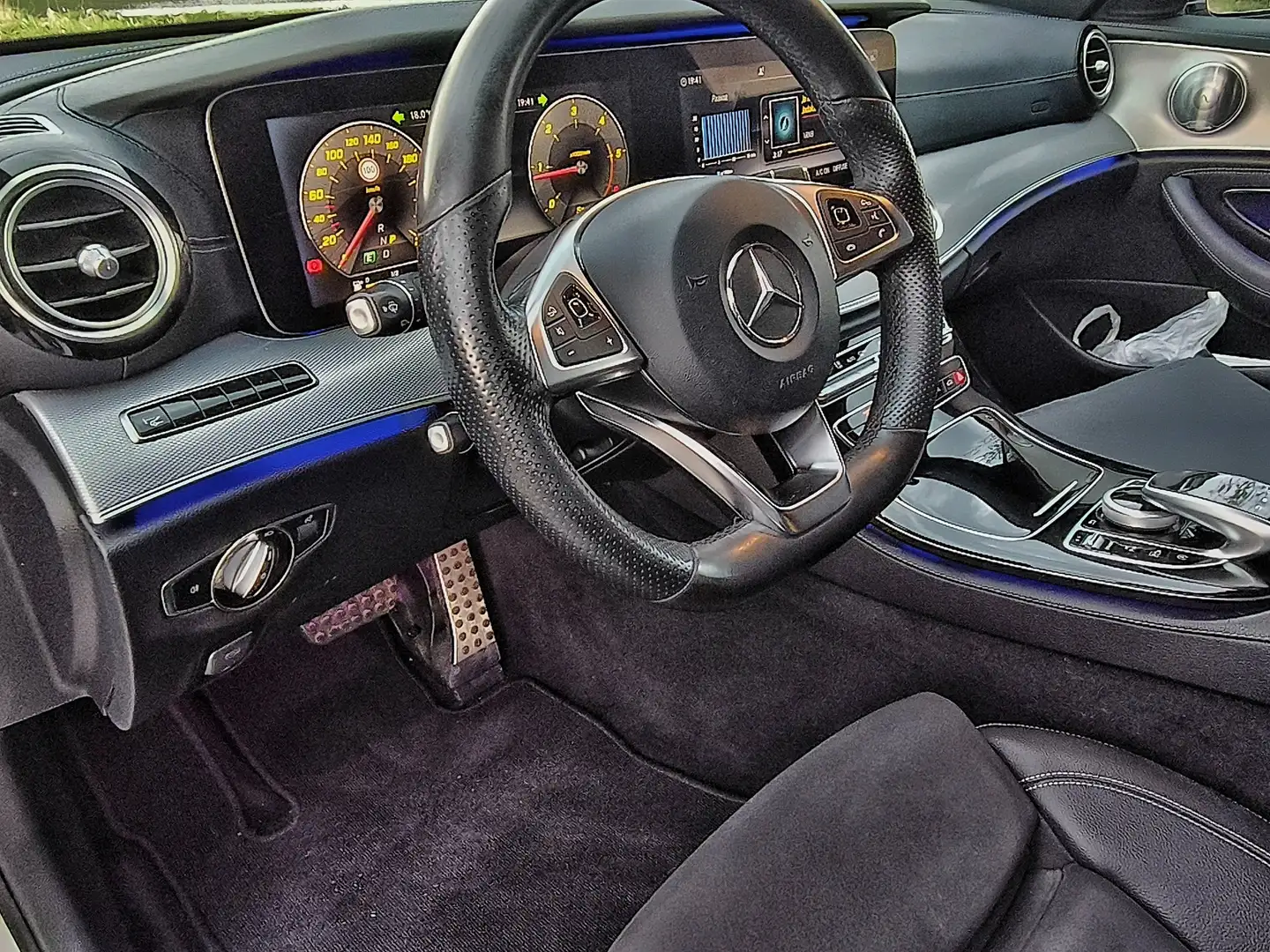 Mercedes-Benz E 220 Mercedes-Benz E 220 * AMG Packet *BURMESTER* 2.Besitz 194PS! UNFALLFREI ! Silber - 2