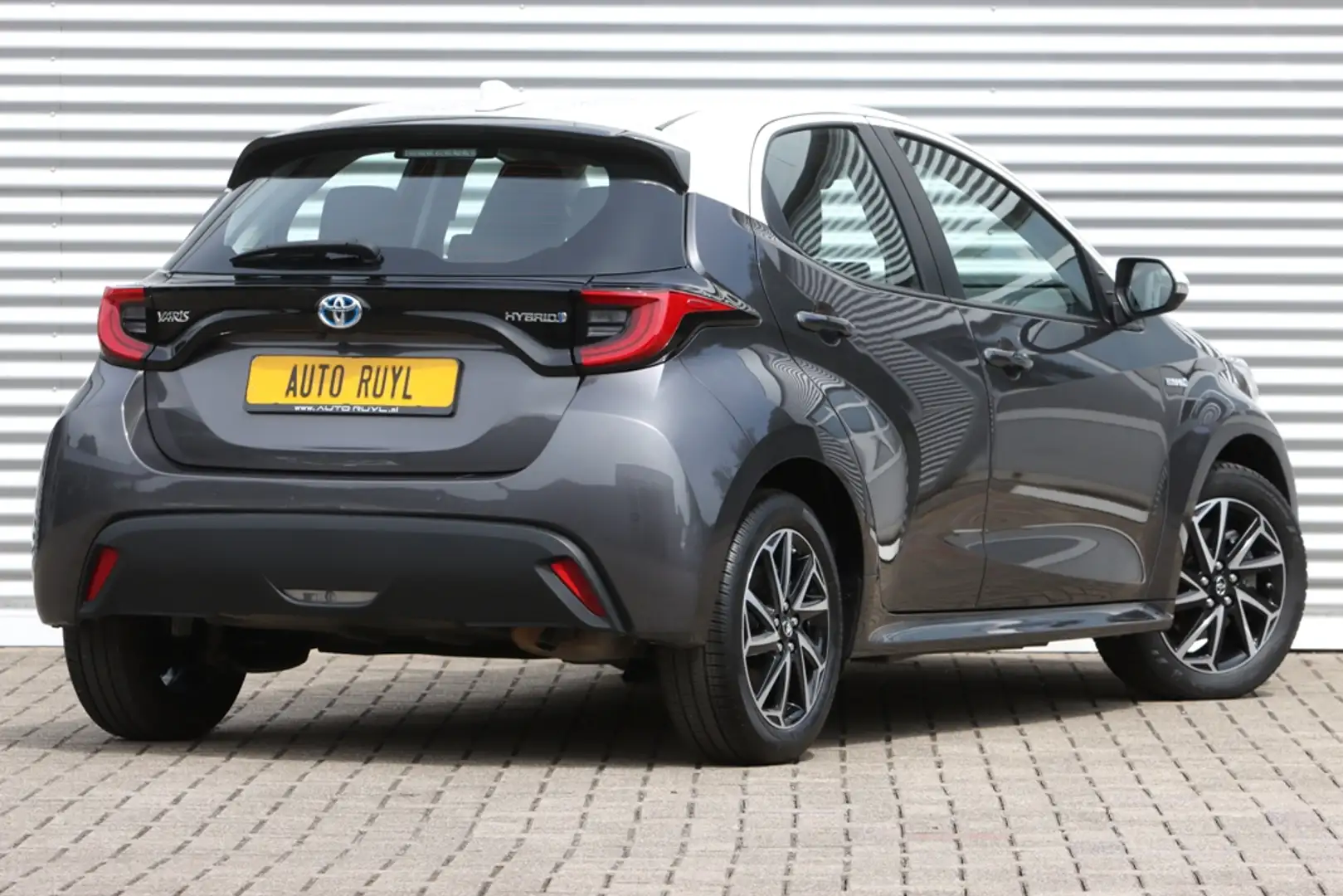 Toyota Yaris 1.5 Hybrid Style Iconic Head-Up / Safety Pack Grijs - 2