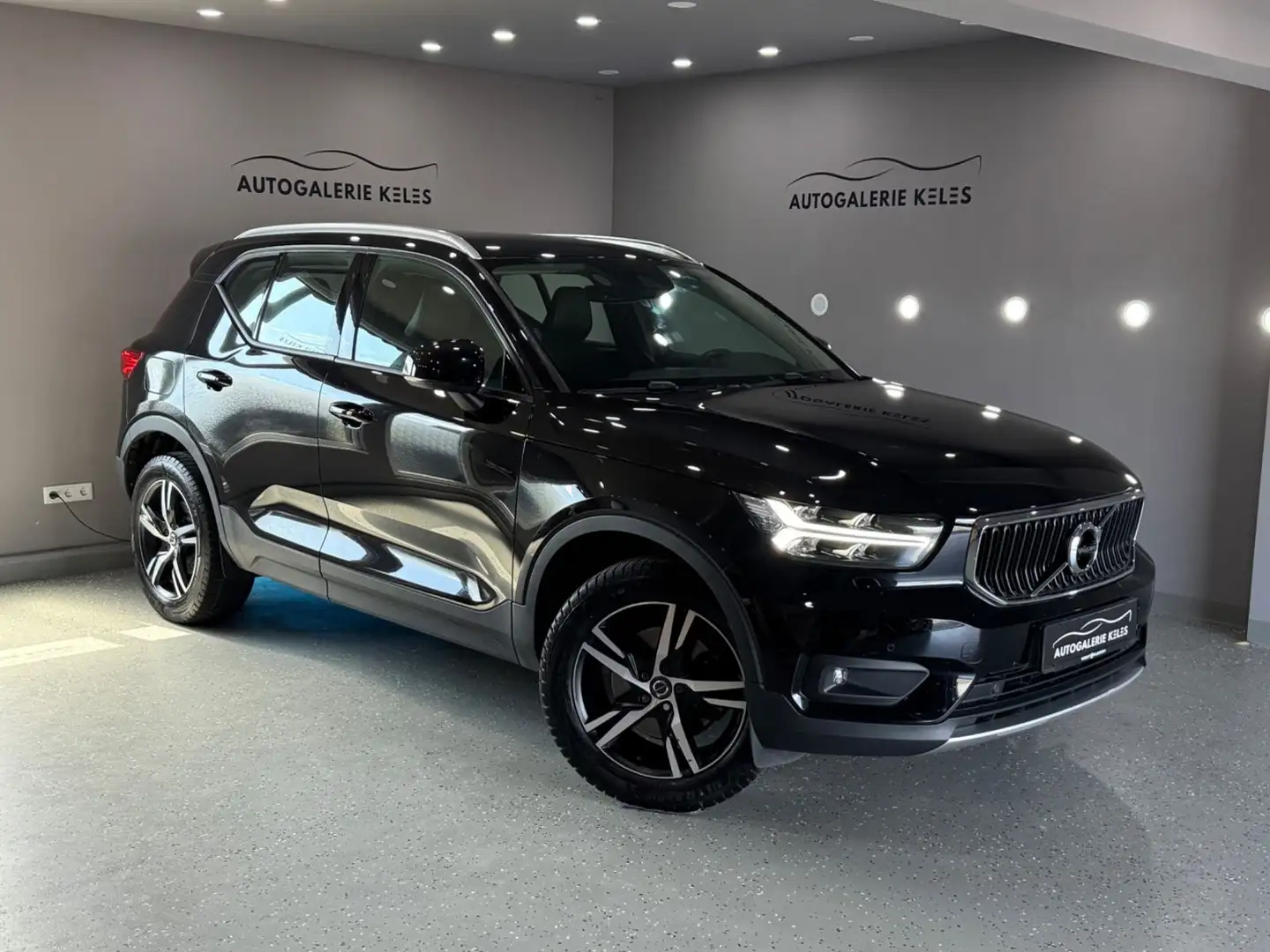 Volvo XC40 Momentum Pro AWD LEDER*NAVI*KAM*SPUR*AHK* Negro - 1