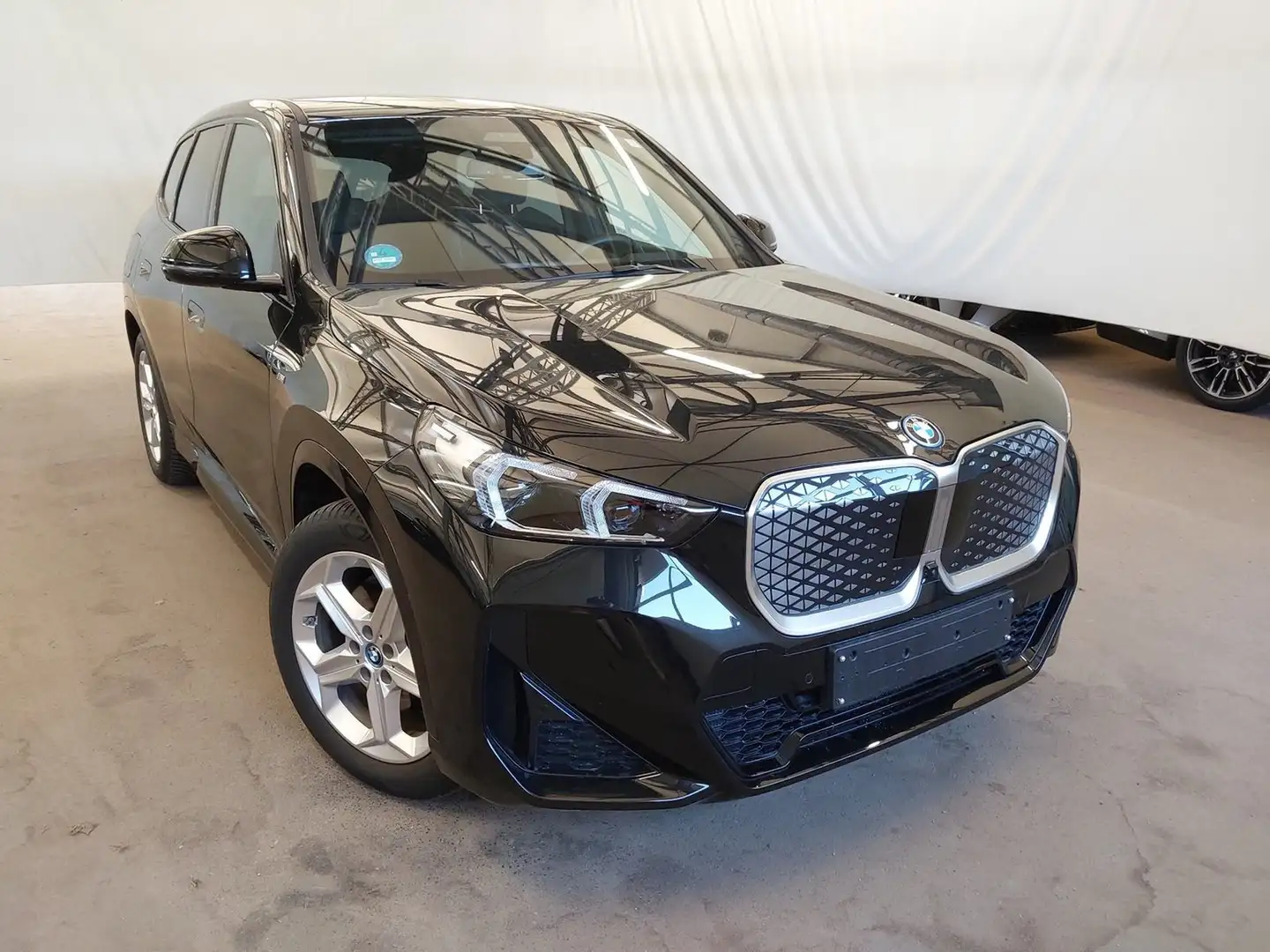 BMW iX1 30 xDrive M Sport AHK/ACC/ADAPTLED/HEADP/MMRY Schwarz - 2