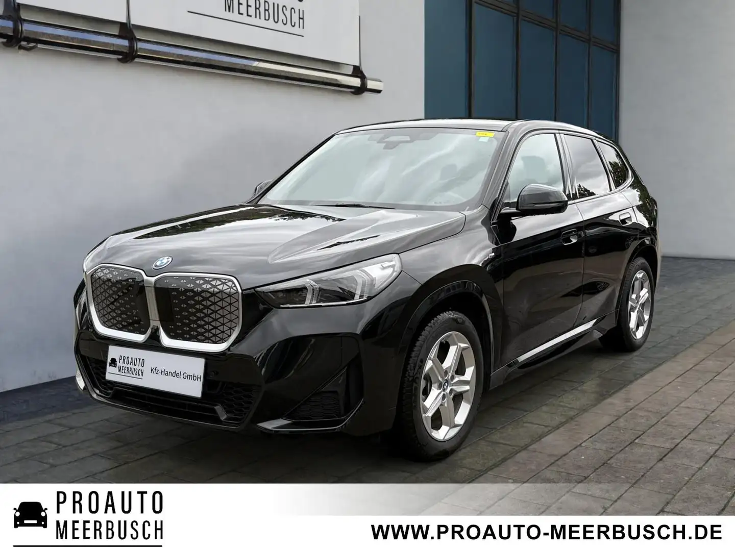 BMW iX1 30 xDrive M Sport AHK/ACC/ADAPTLED/HEADP/MMRY Schwarz - 1
