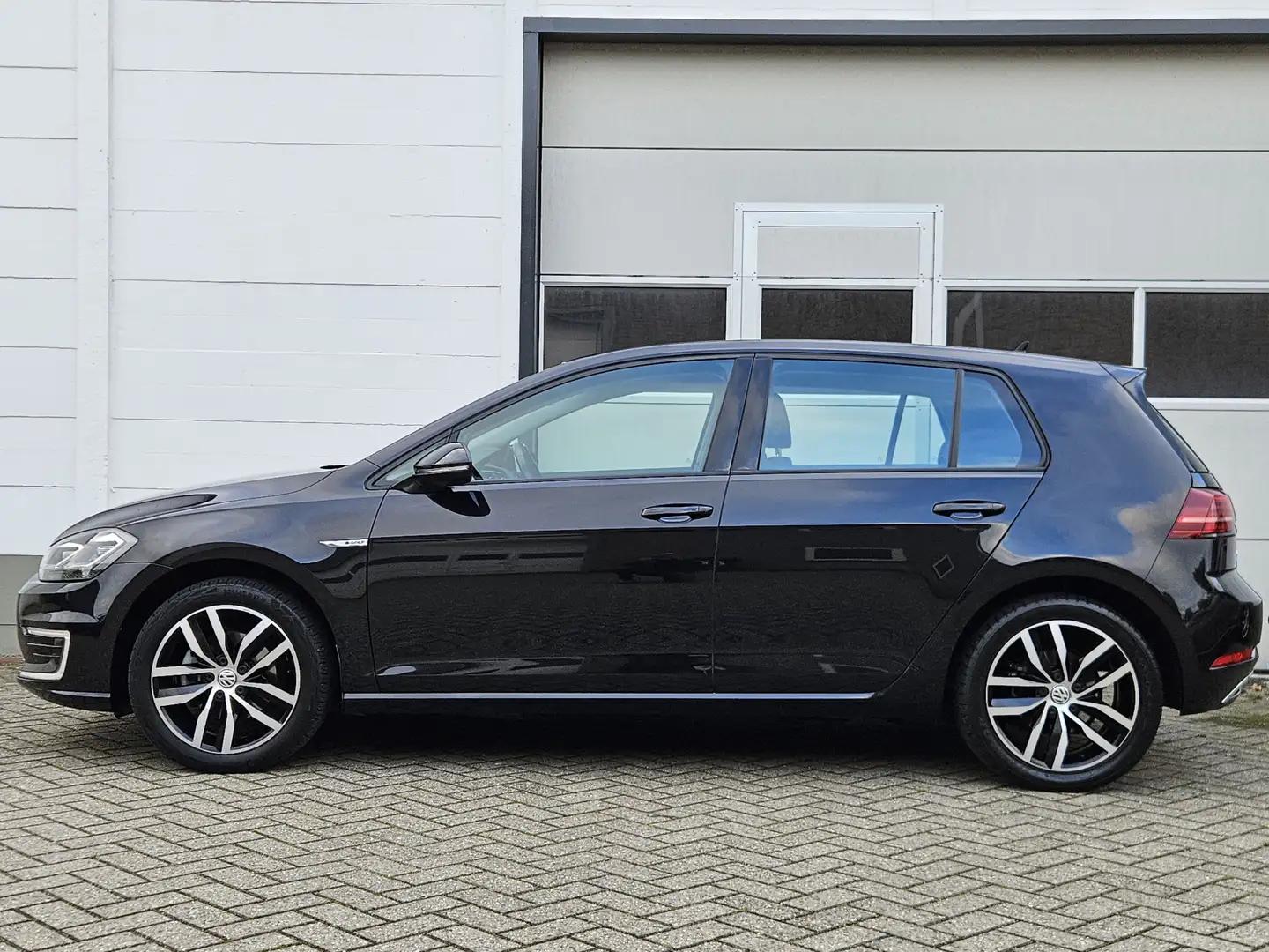 Volkswagen e-Golf E-DITION /Virtual/Led/PDC/Navi/ACC! Zwart - 2