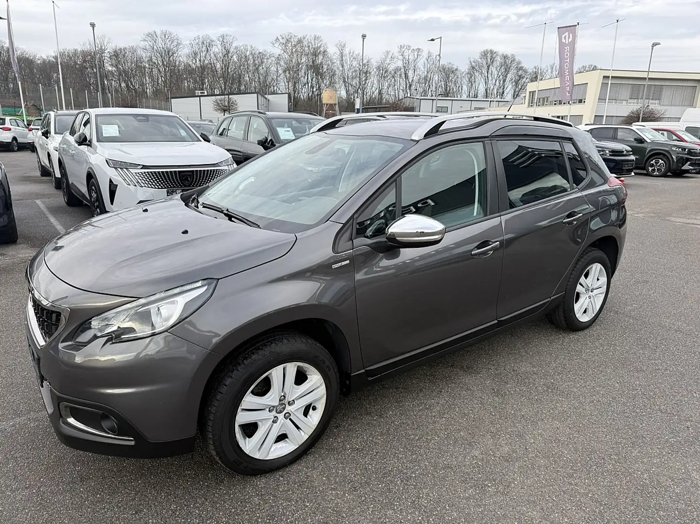 Peugeot 2008 1,2 PureTech 82 Style S&S Grau - 2