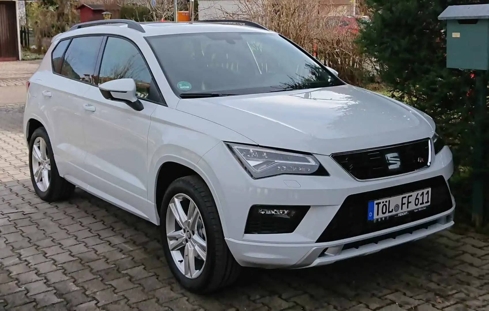 SEAT Ateca 2.0 TSI 4Drive DSG OPF FR Weiß - 2