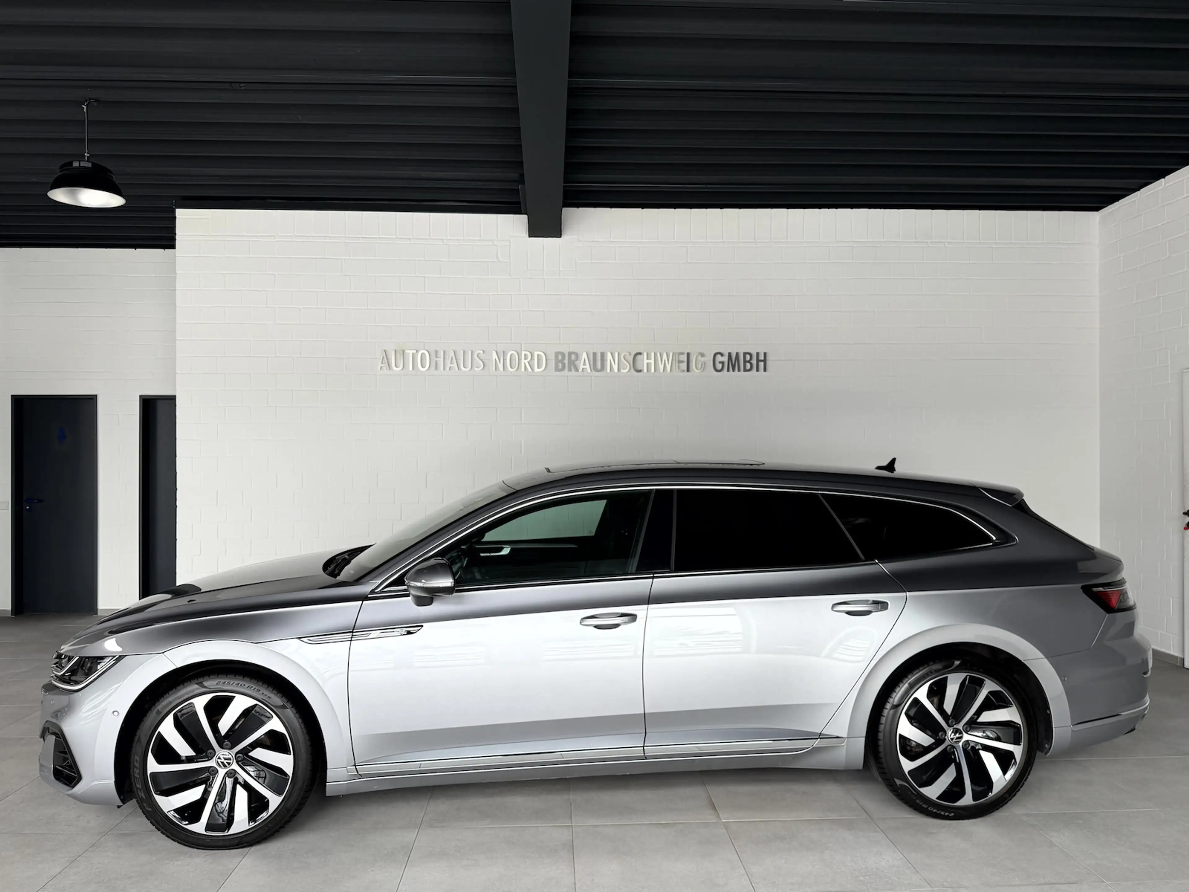 Volkswagen Arteon Shooting Brake 2.0TSI R Line*Pano*IQ*AHK* — photo 3
