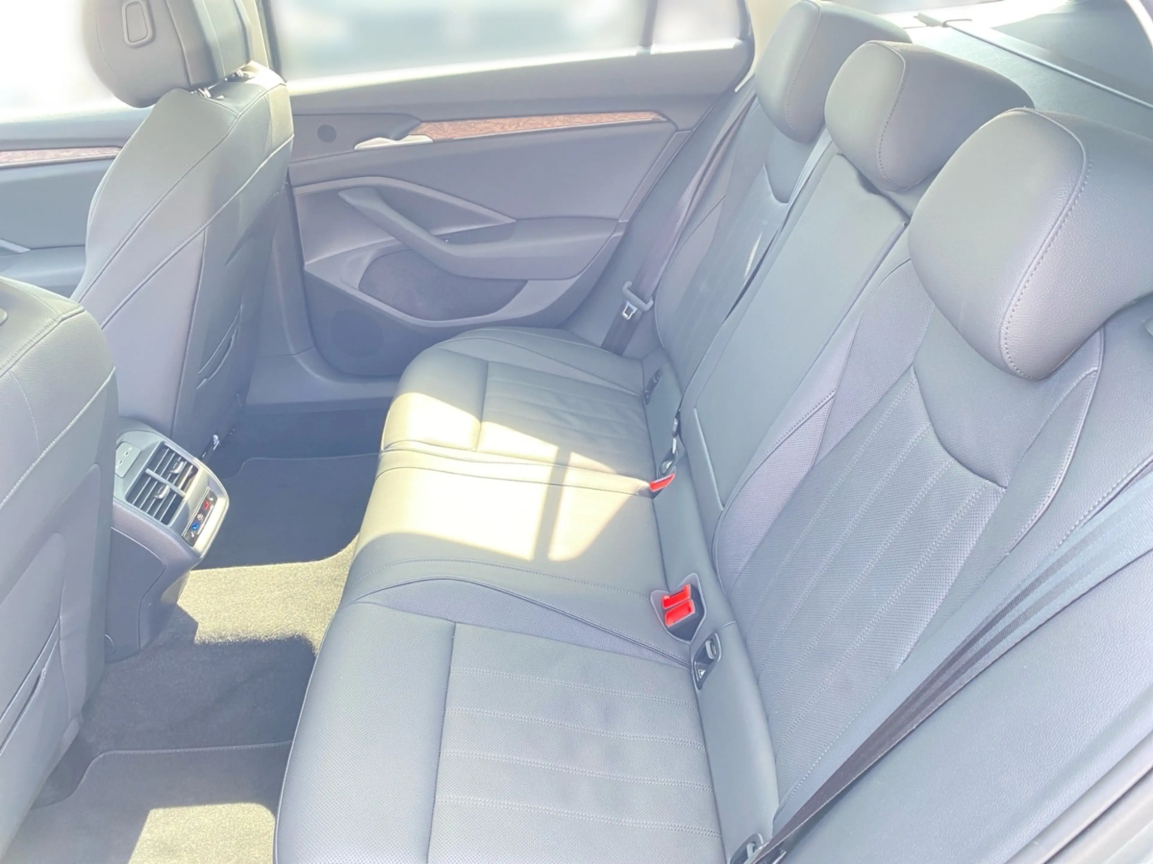 Skoda Superb Combi 2.0 TDI DSG L&K +AHK +CANTON +PANO +DCC +MA — photo 14