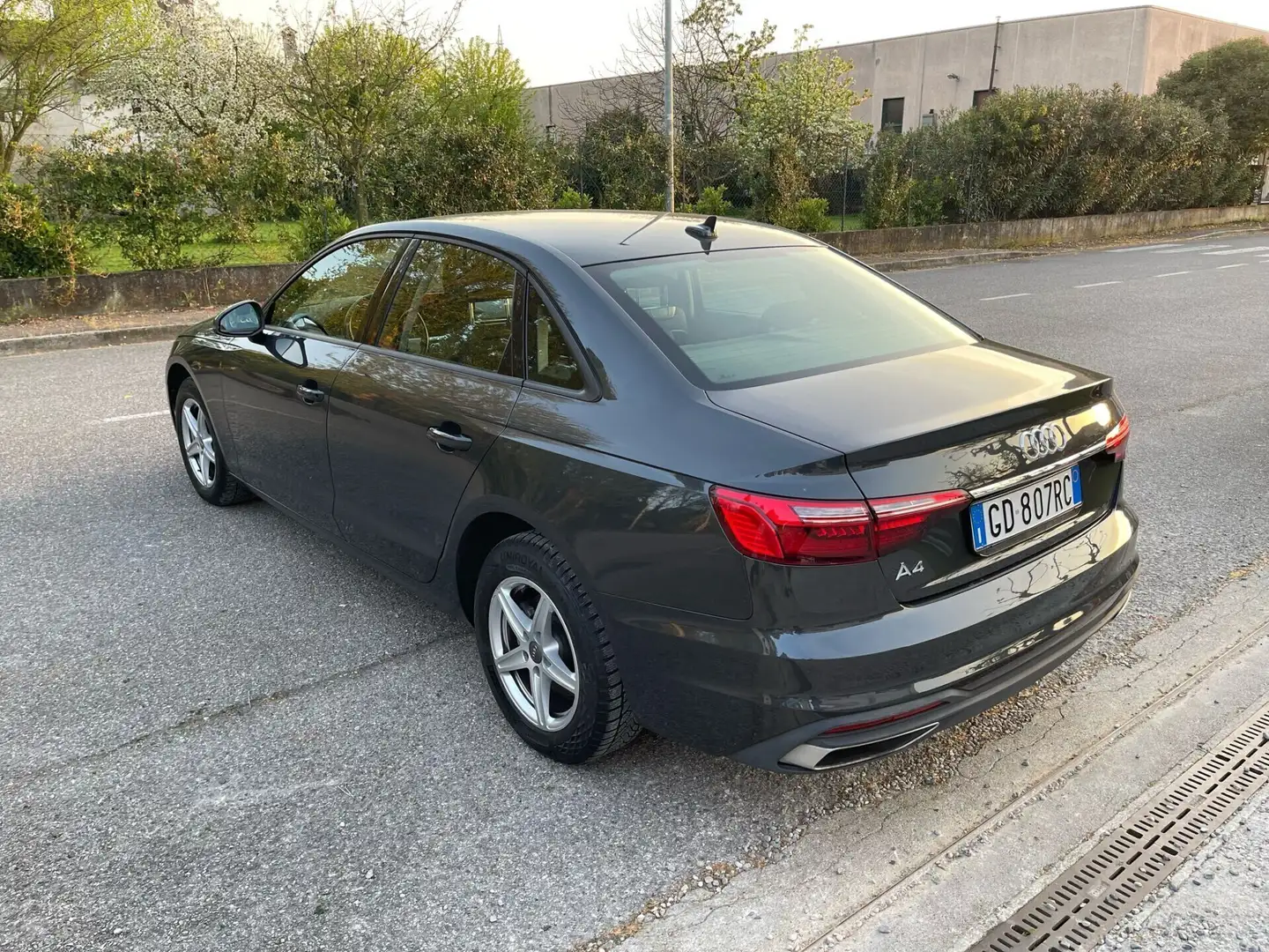 Audi A4 2.0 TDI 30 TDI/136 CV S tronic Business Advanced H Grigio - 2