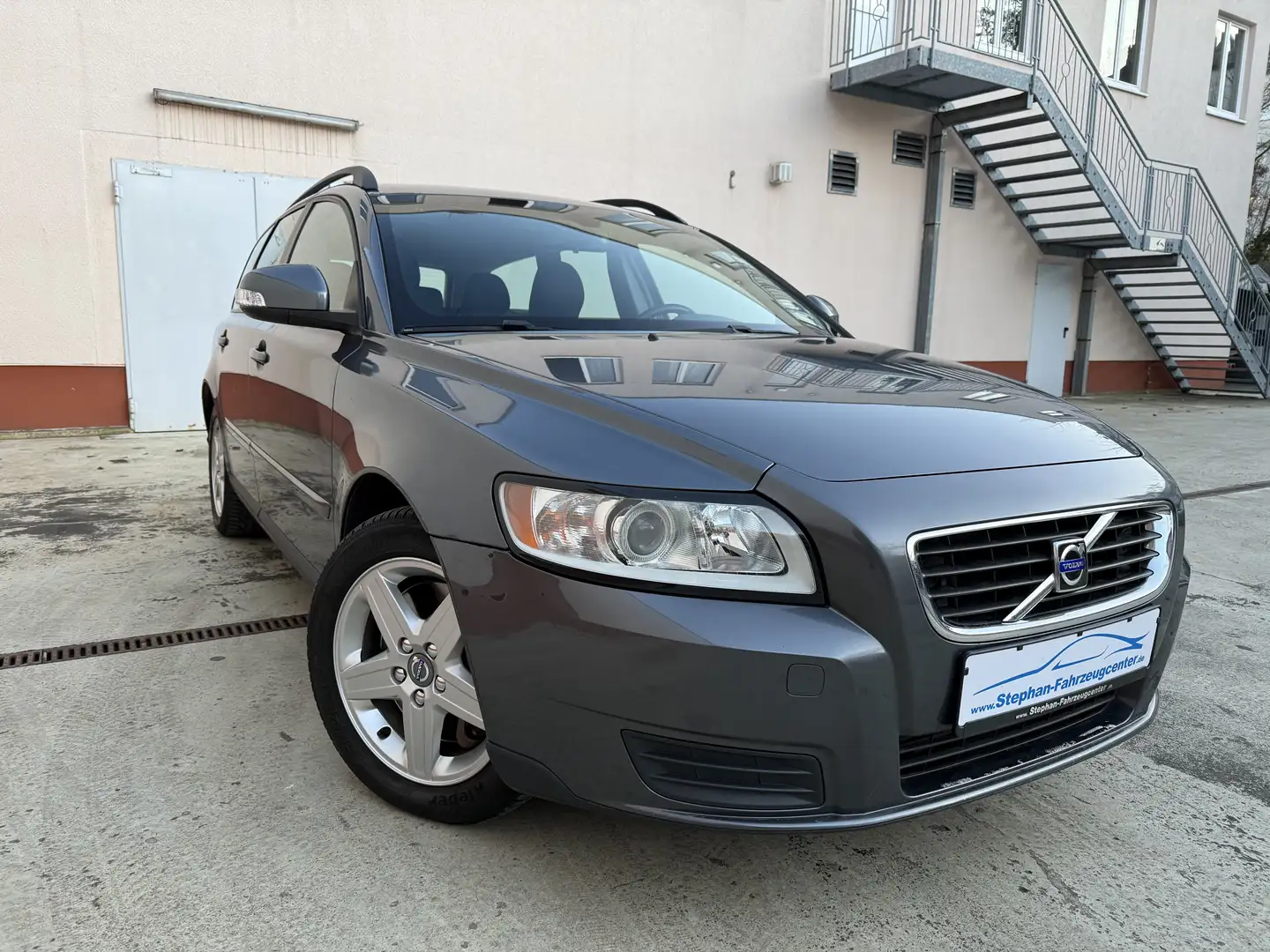 Volvo V50 2.0 D Kinetic Automatik mit Klima/alus/ABS/ESP/MFL Grau - 1
