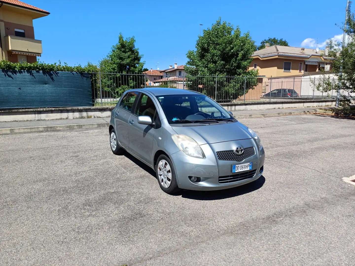 Toyota Yaris Yaris II 2005 5p 1.3 Sol m-mt Benzina Cambio aut. Grigio - 1