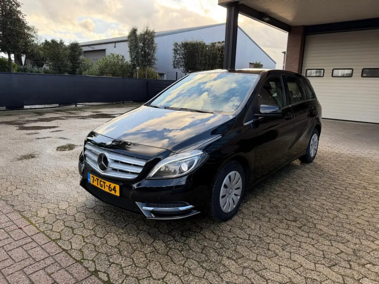 Mercedes-Benz B 180