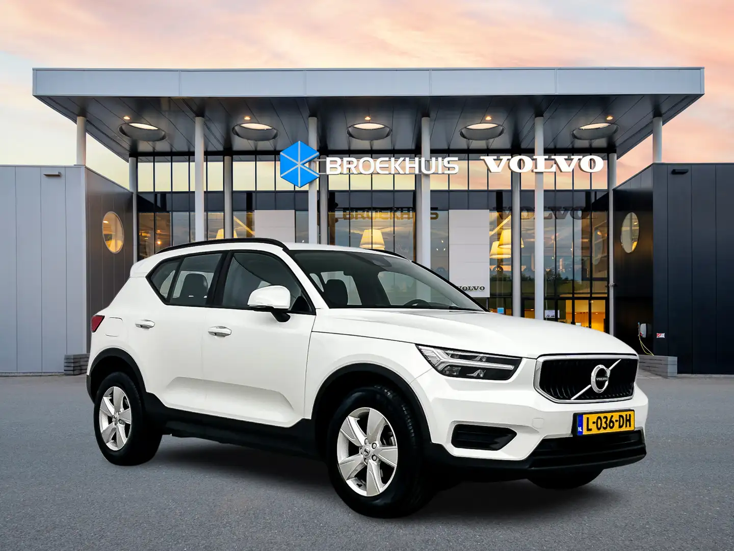 Volvo XC40 T2 Momentum Core | 17' | Automaat | Navi | Carplay Weiß - 2