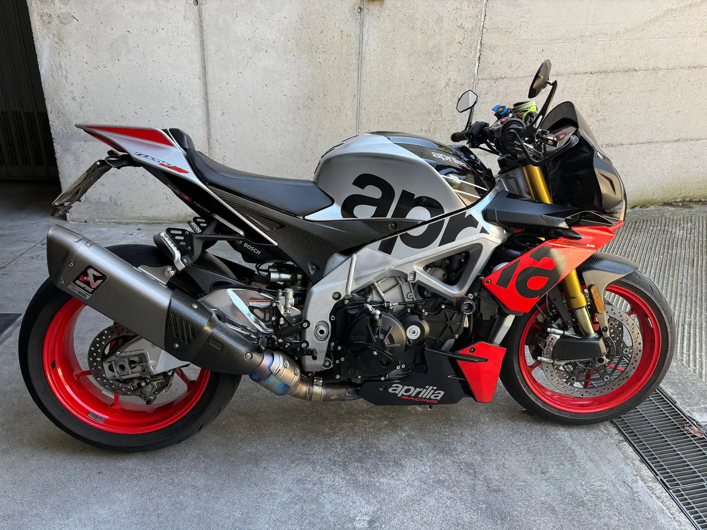 Aprilia Tuono Factory v4 1100 Rojo - 2