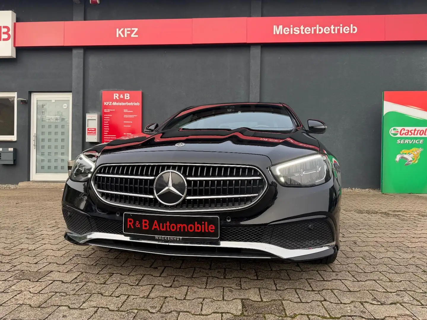 Mercedes-Benz E 220 E -Klasse Lim. 4Matic*RFK*Led*ACC*Navi*Bur Schwarz - 2