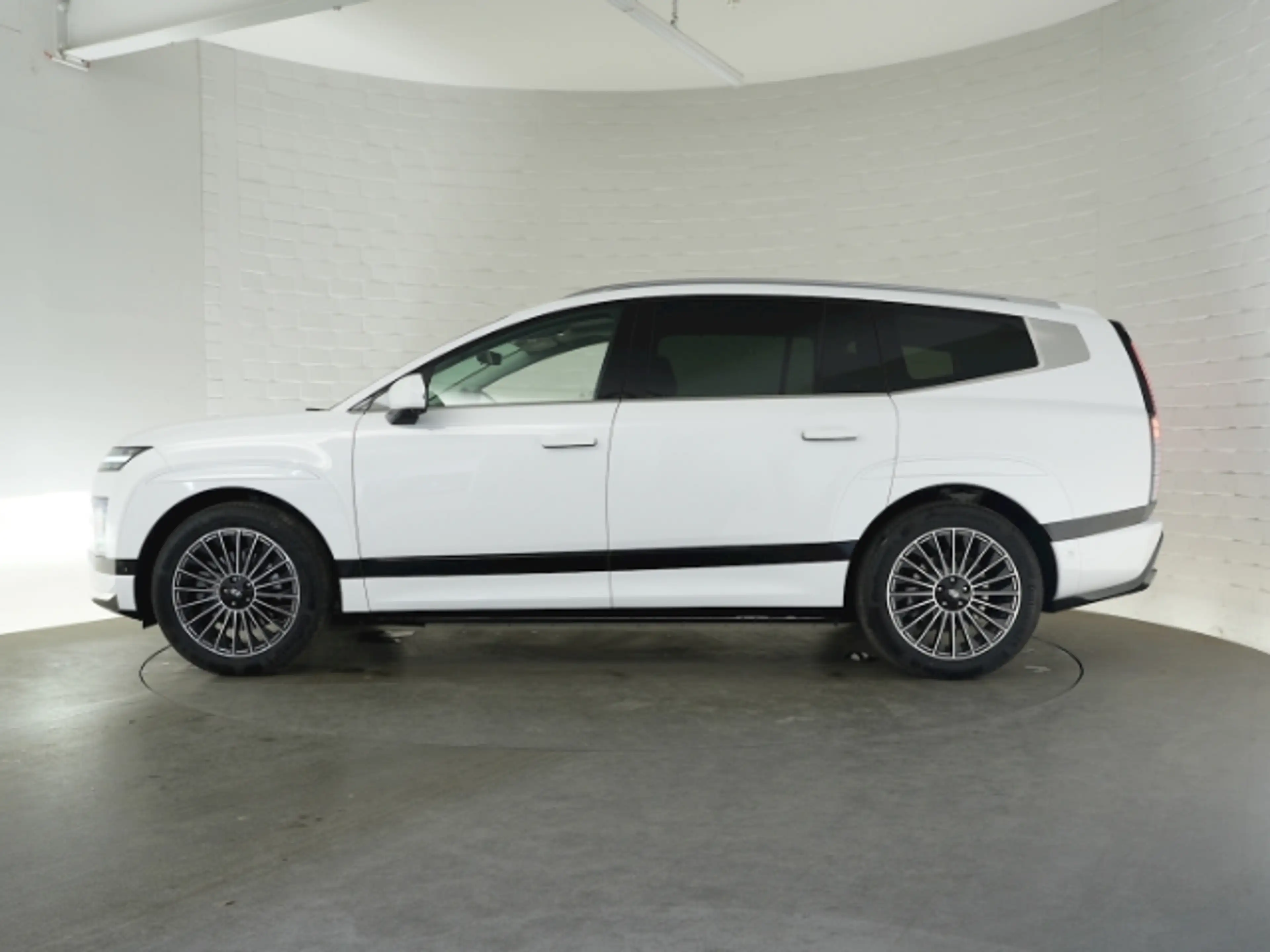 Hyundai IONIQ 9 UNIQ 110kWh 4WD 6-SITZER+NAVI+360 GRAD KAMERA+SITZ — photo 9