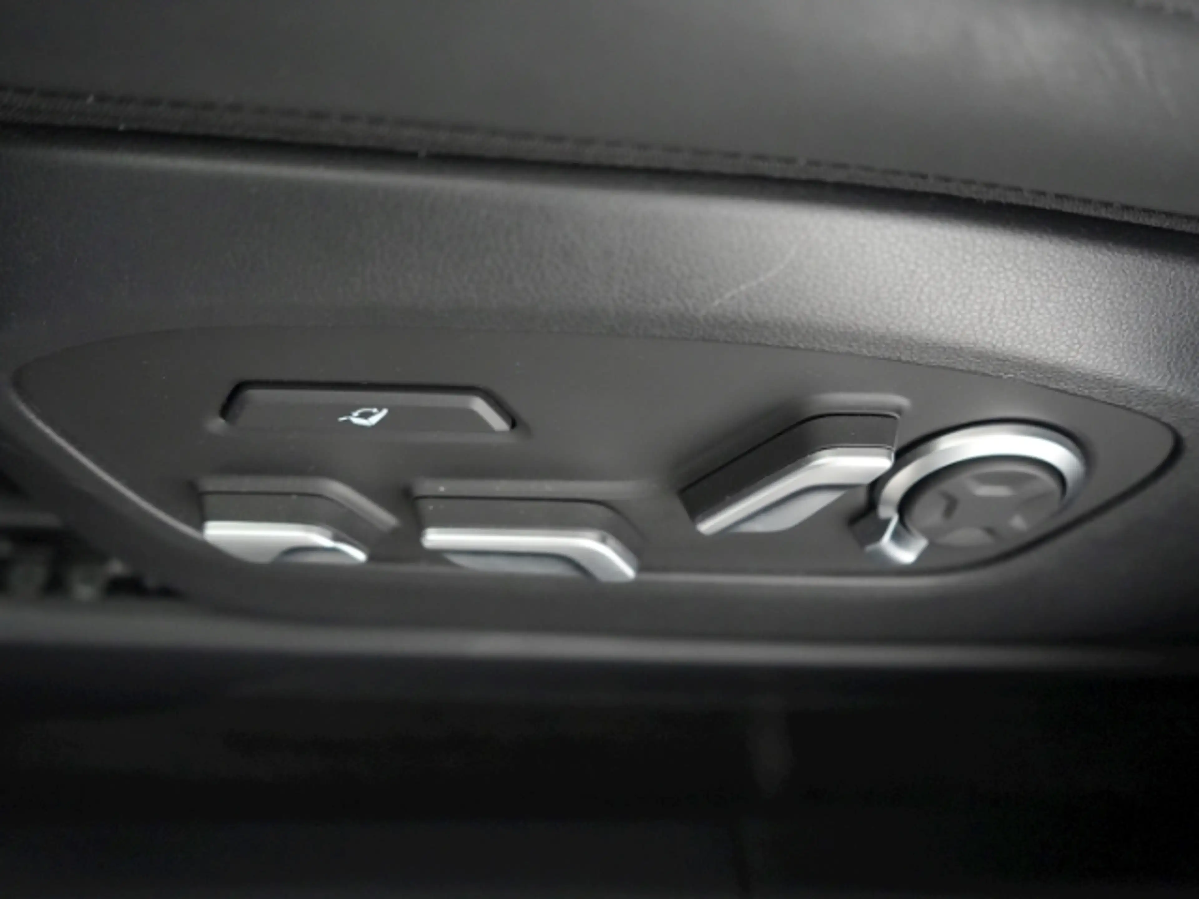 Hyundai IONIQ 9 UNIQ 110kWh 4WD 6-SITZER+NAVI+360 GRAD KAMERA+SITZ — photo 14