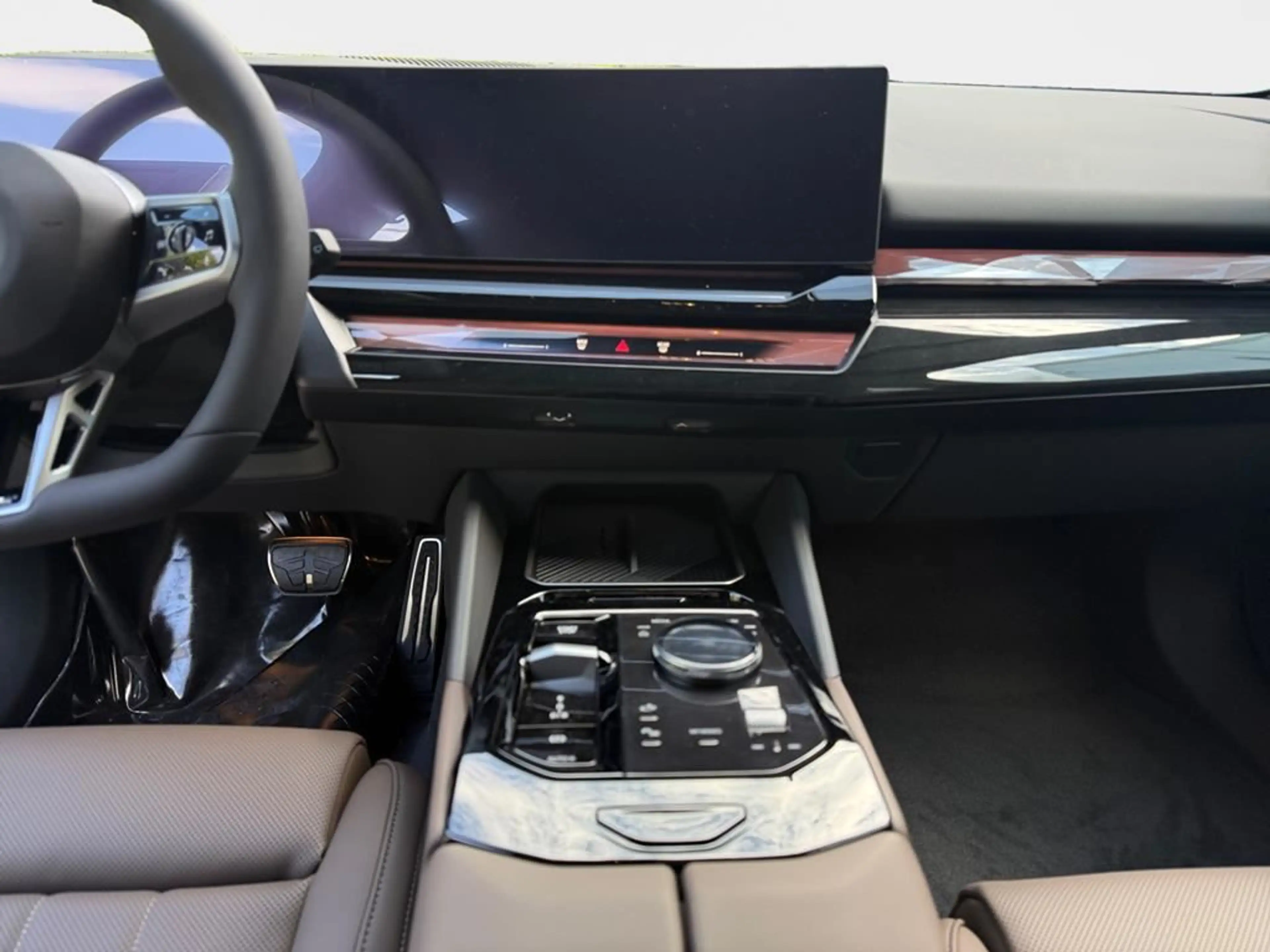 BMW i5 — photo 8