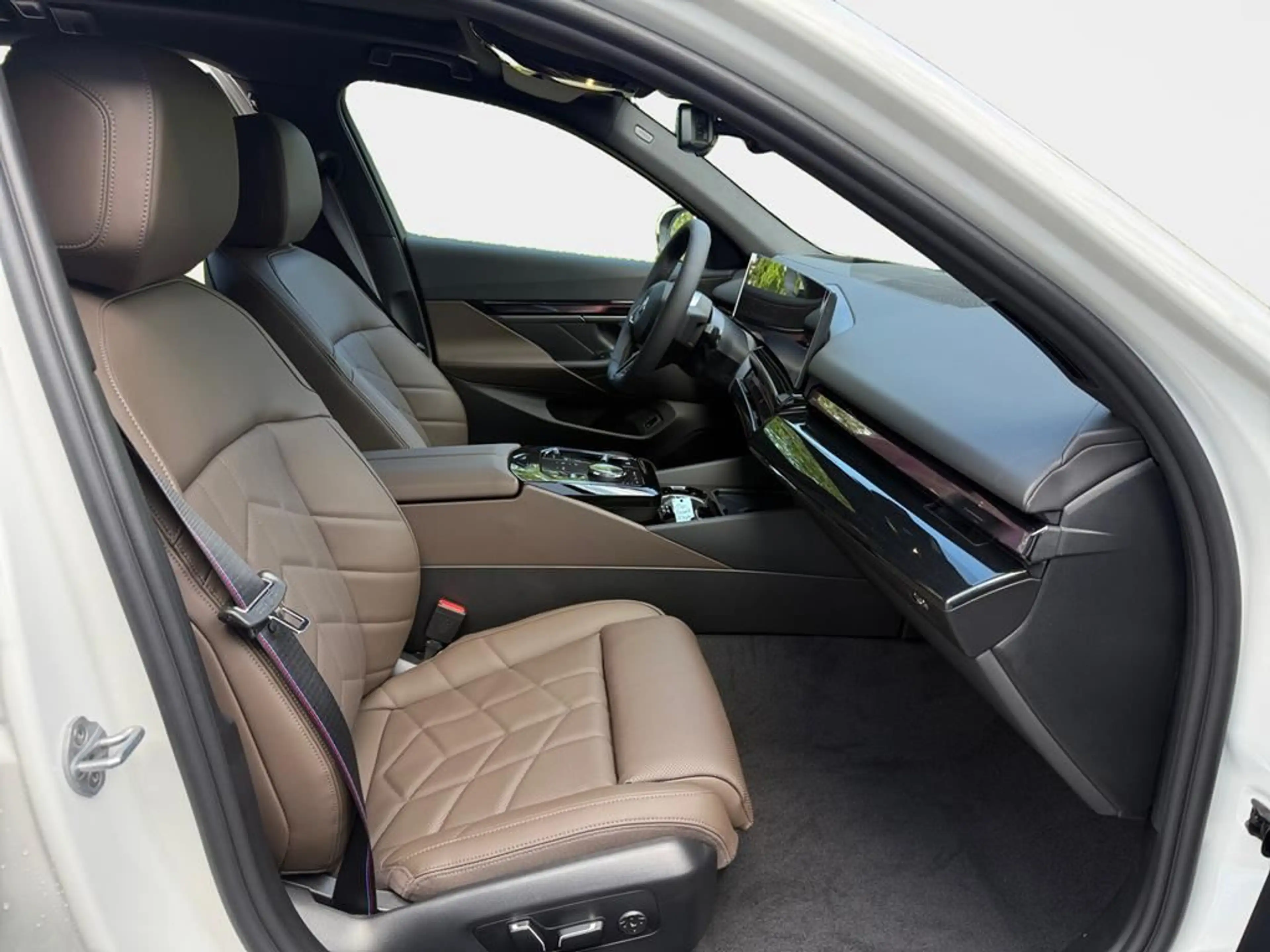 BMW i5 — photo 11