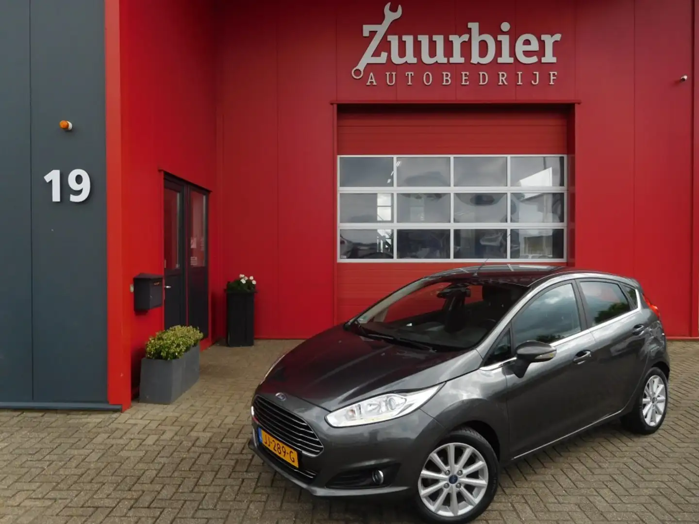 Ford Fiesta 1.0 Titanium Grijs - 1