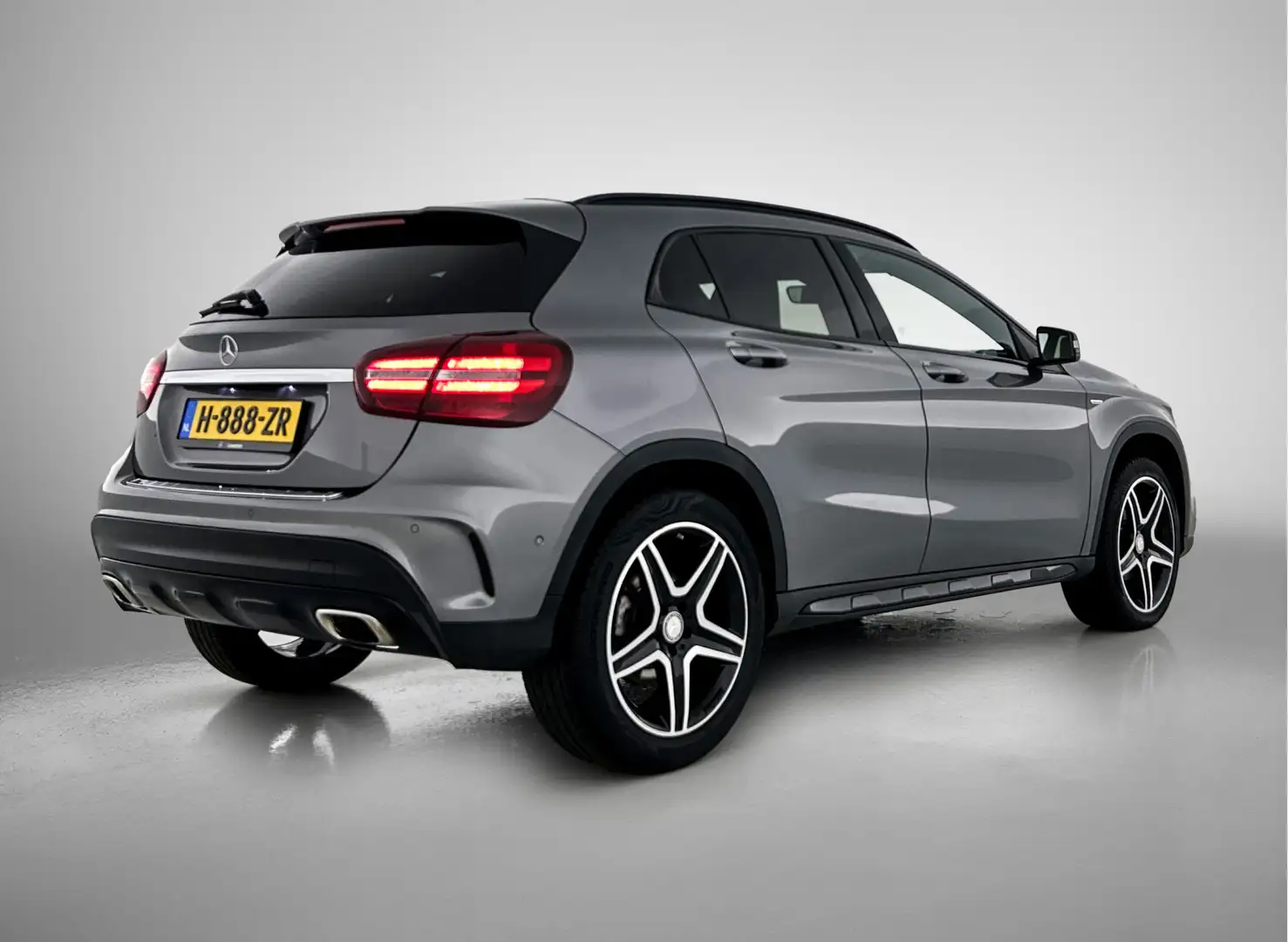 Mercedes-Benz GLA 200 Premium Plus Grijs - 2