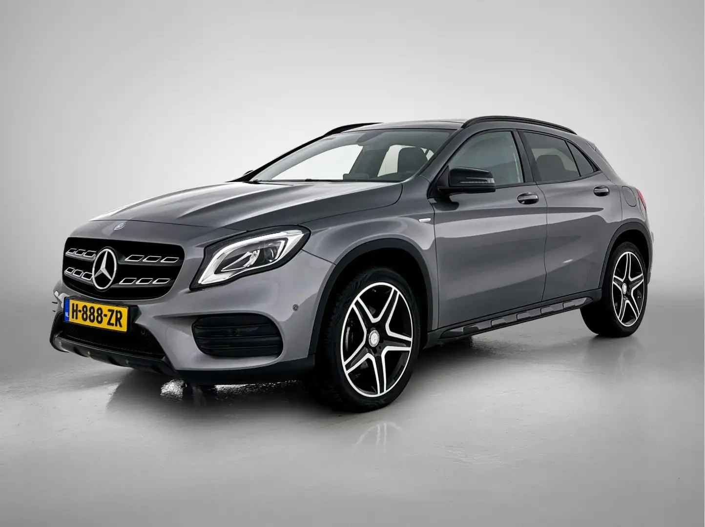 Mercedes-Benz GLA 200 Premium Plus Grijs - 1