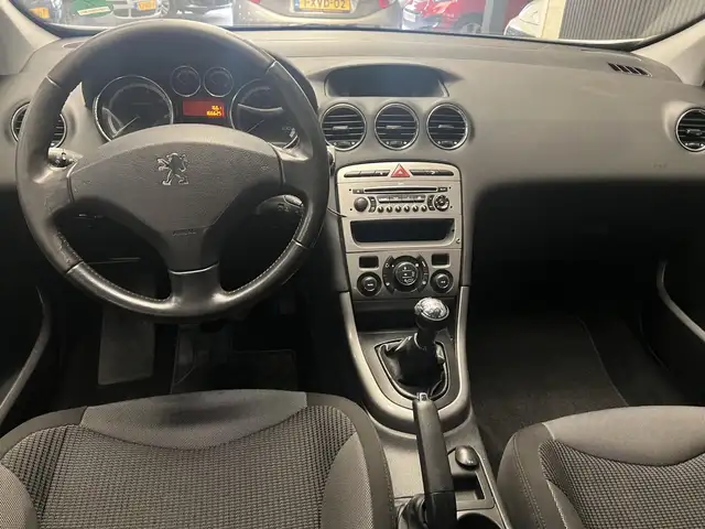 Peugeot 308 view 3