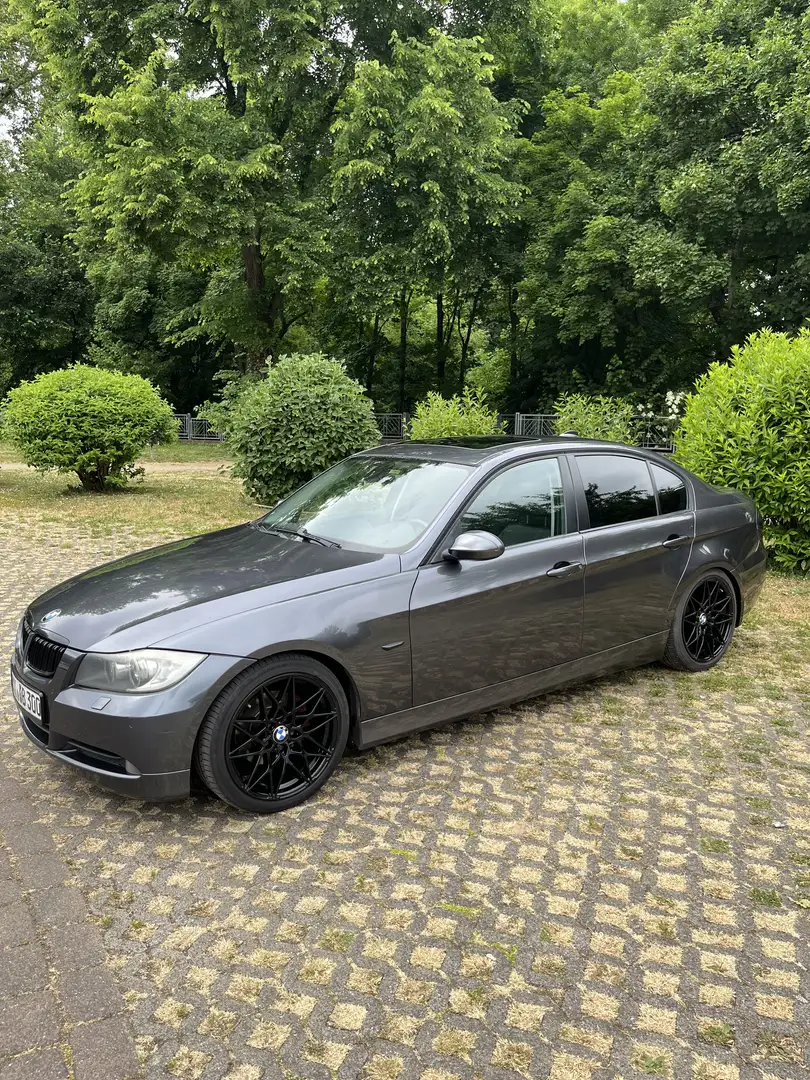BMW 320 320i Aut. siva - 2