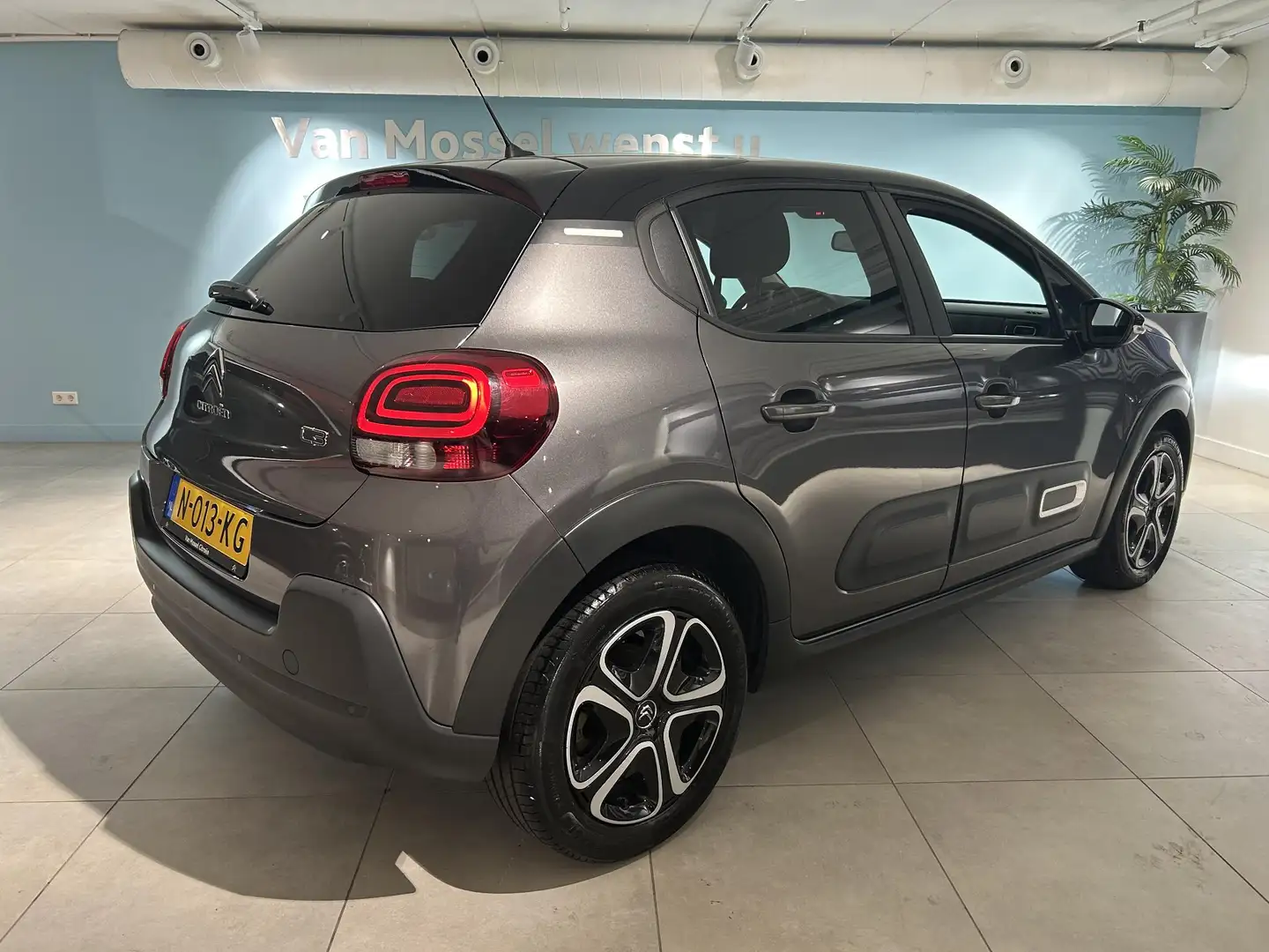Citroen C3 1.2 PureTech Shine Citroen C3 1.2 PureTech S&S Shi Grijs - 2