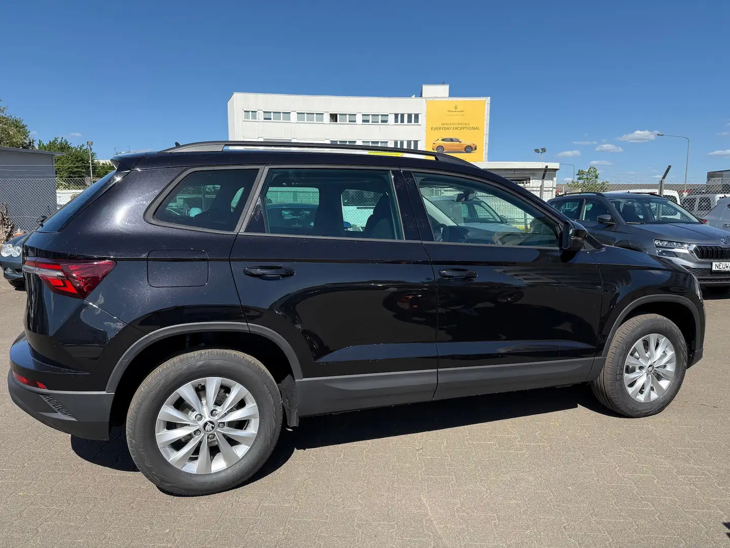 Skoda Karoq 1.5 TSI DSG Selection/Panorama/Kamera Schwarz - 2