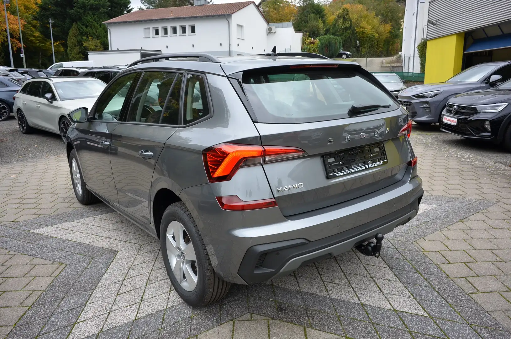 Skoda Kamiq 1.0 TSI DSG Selection 5JGAR+AHK+KAMERA+SHZ Grau - 2
