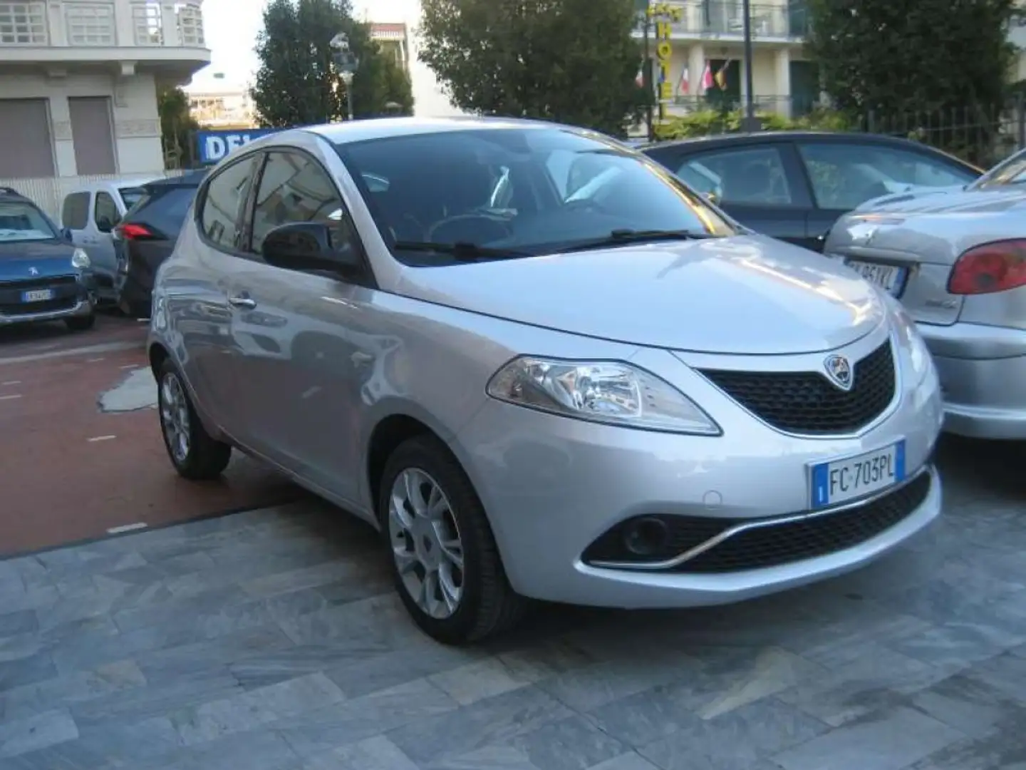 Lancia Ypsilon 1.2 69 CV 5 PORTE GOLD Zilver - 1