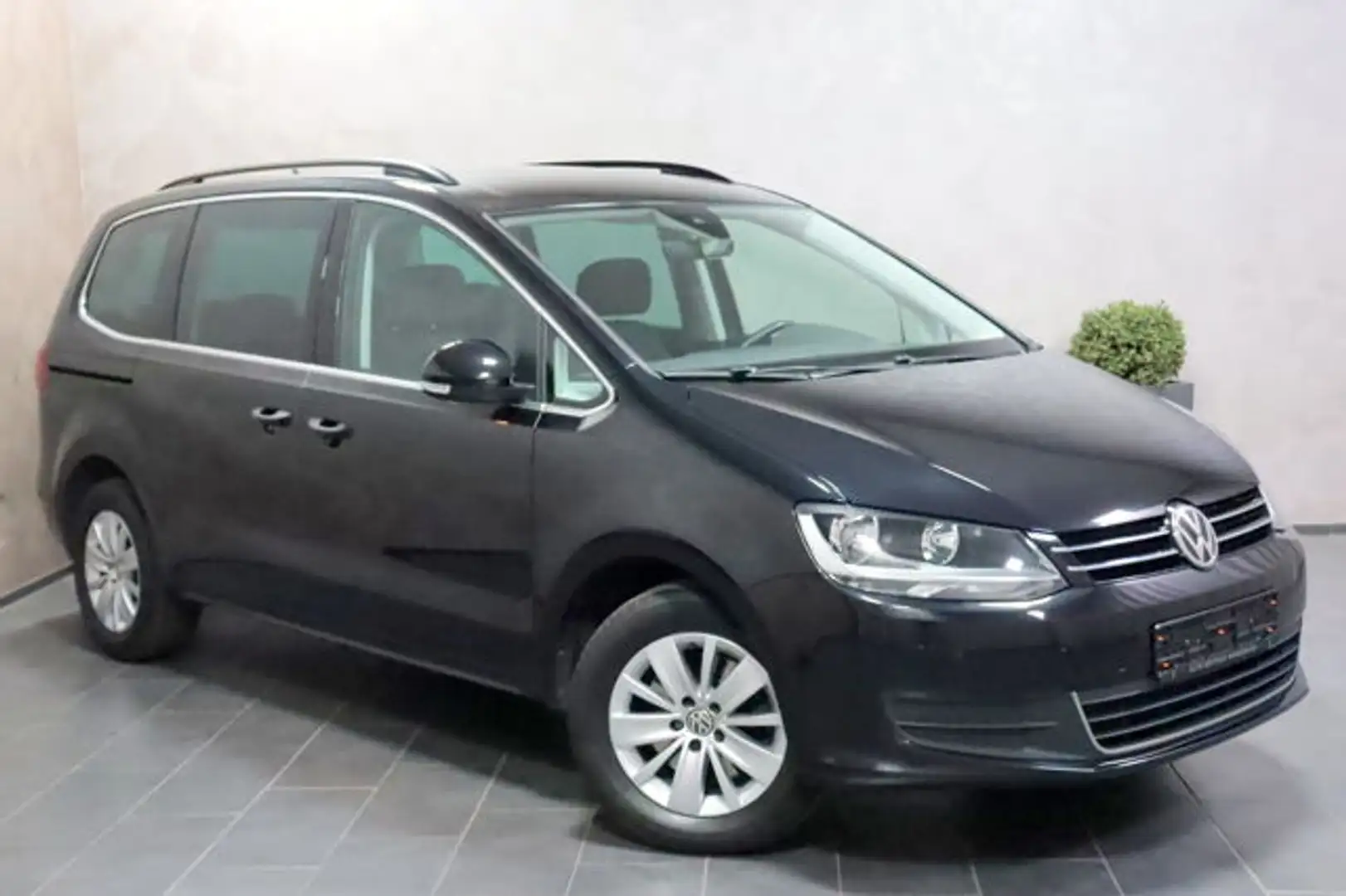 Volkswagen Sharan Comfortline 7-Sitzer KAMERA ACC NAVI SHZ Black - 2