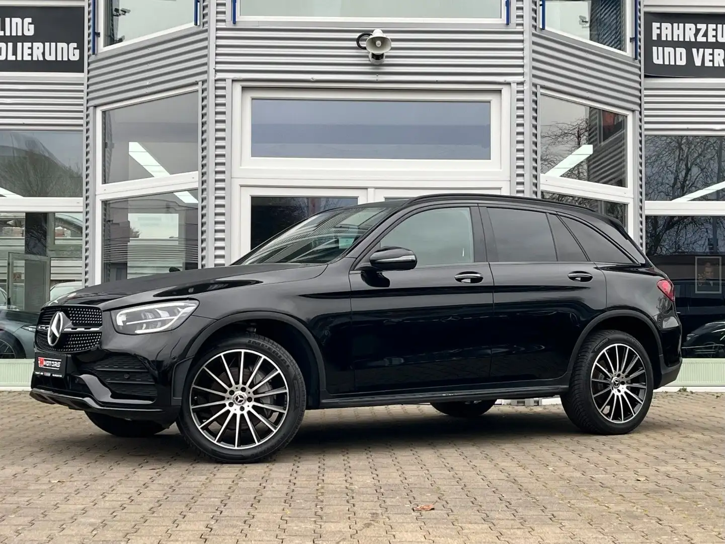 Mercedes-Benz GLC 300 4 MATIC AMG Zwart - 1