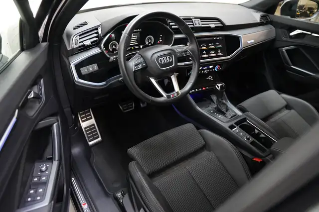 Audi Q3 view 12