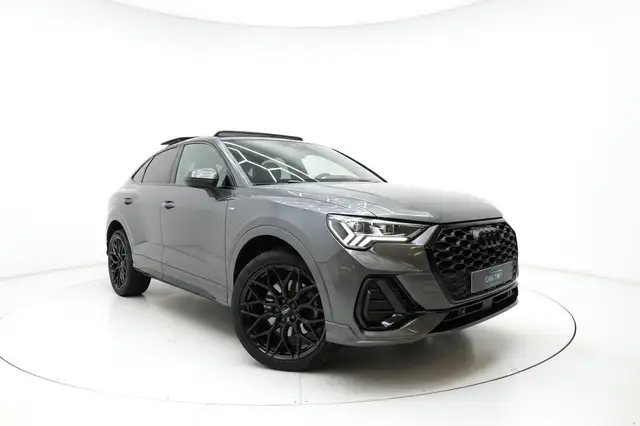 Audi Q3 view 3