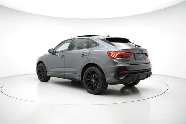 Audi Q3 view 8