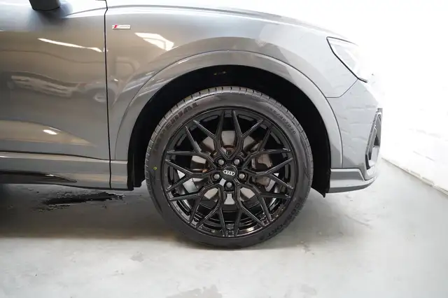 Audi Q3 view 10
