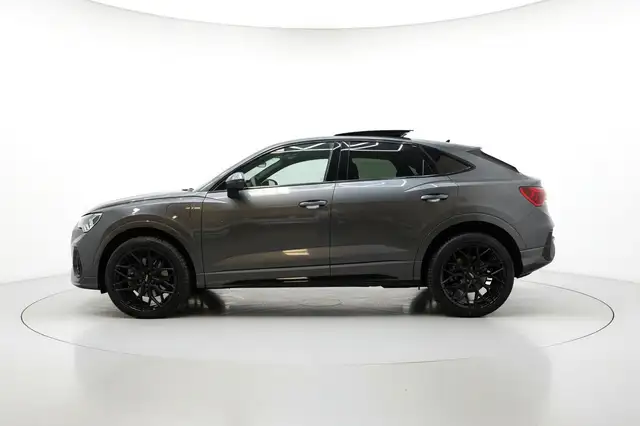 Audi Q3 view 5