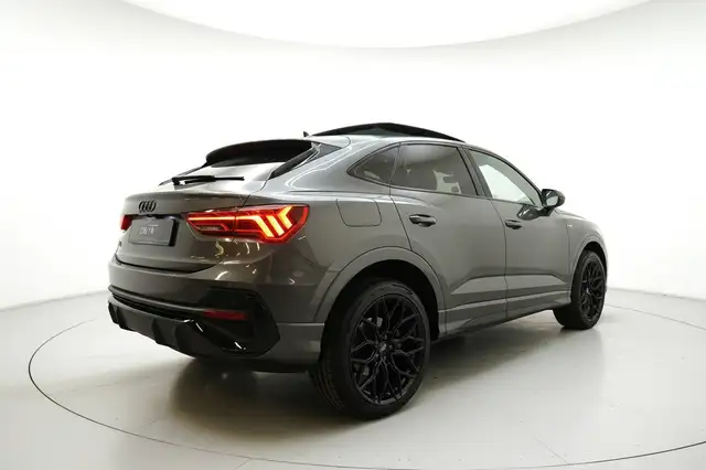 Audi Q3 view 6