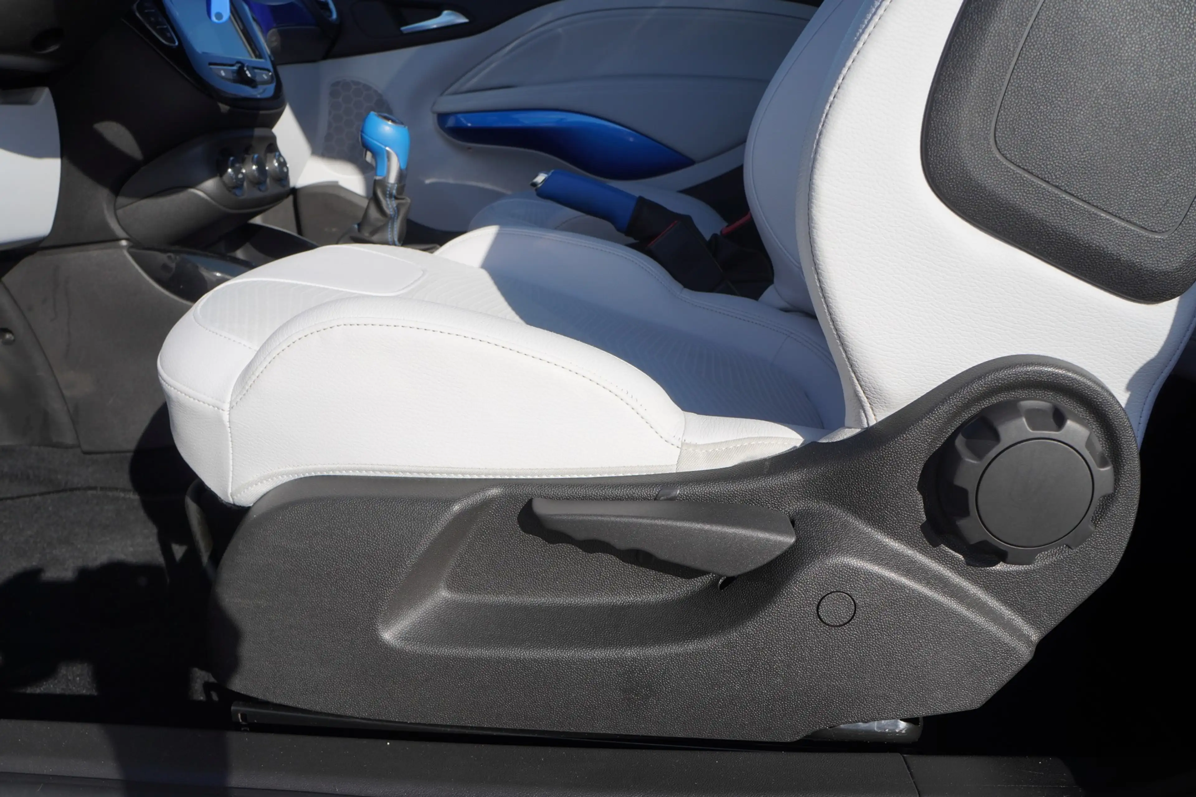 Opel Adam 1.4 Glam Teilleder Sitzheizung Tempomat — photo 15