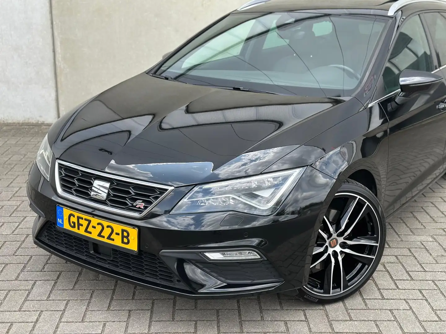 SEAT Leon ST FR 1.8 TSI DSG Pano Leder Carplay Sound LED 19' Schwarz - 2