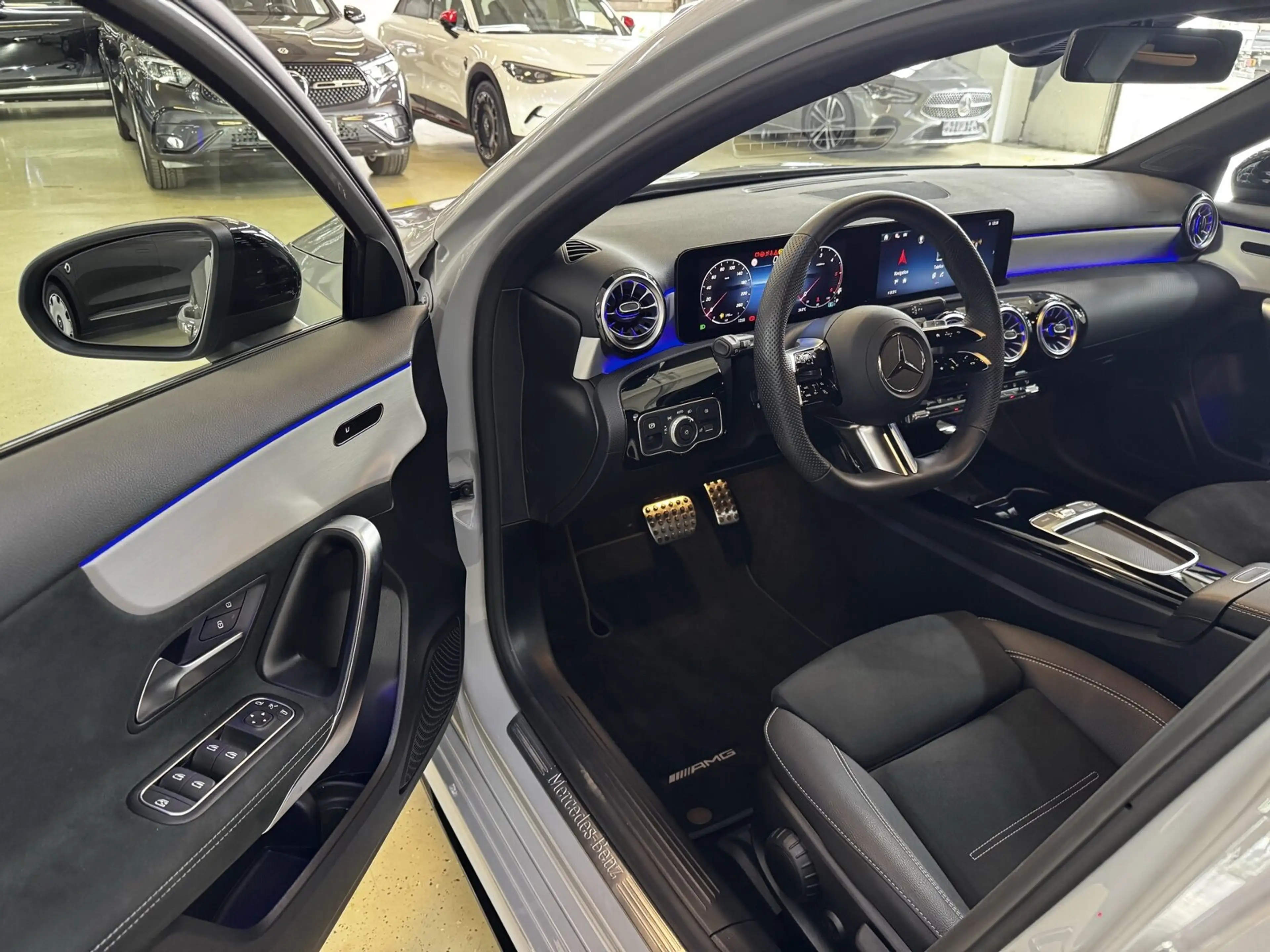 Mercedes-Benz A 200 A 200 d Kompaktlimousine AMG Distr Standh Multibeam Night 19 Zoll — photo 13
