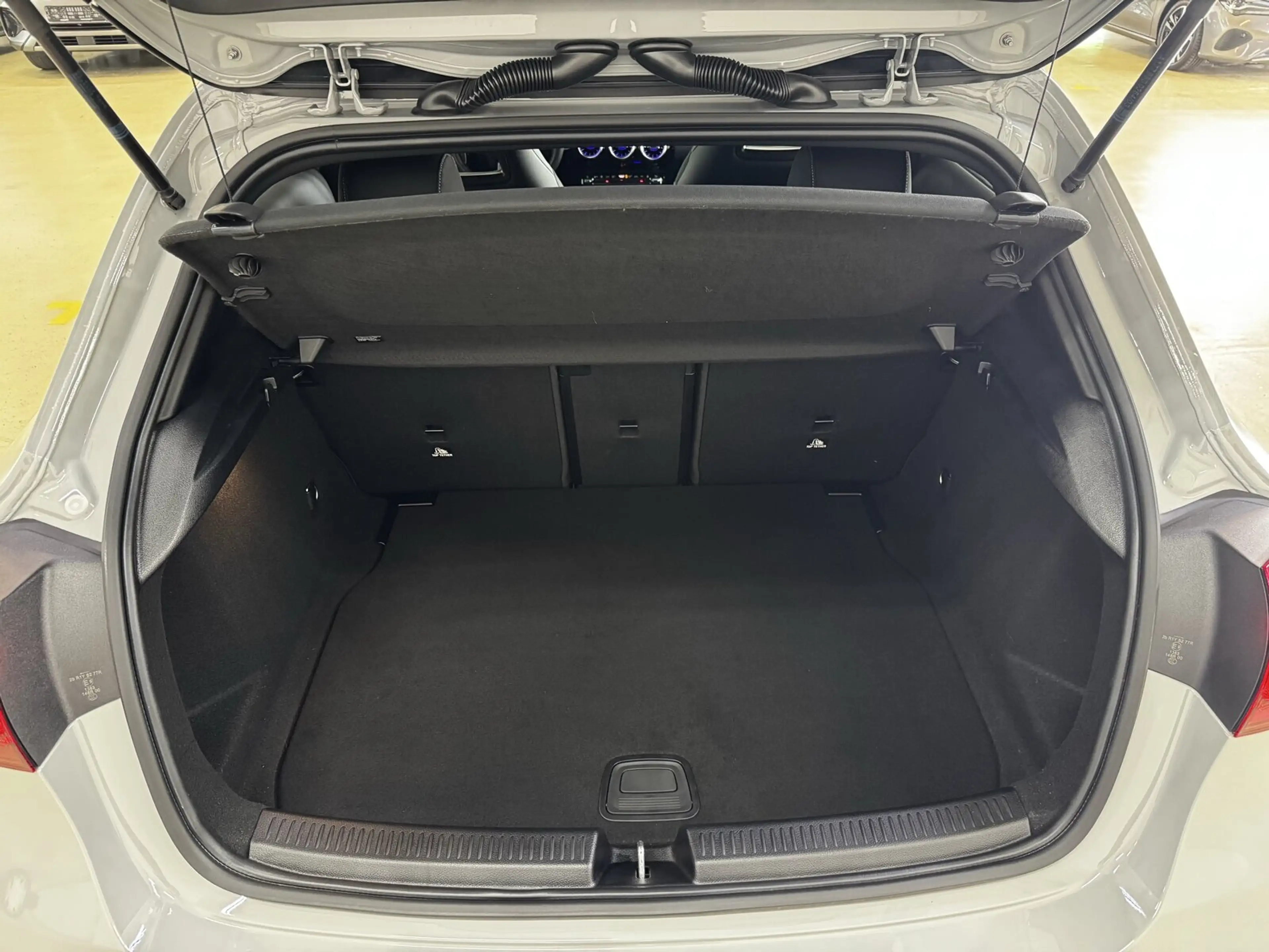 Mercedes-Benz A 200 A 200 d Kompaktlimousine AMG Distr Standh Multibeam Night 19 Zoll — photo 8