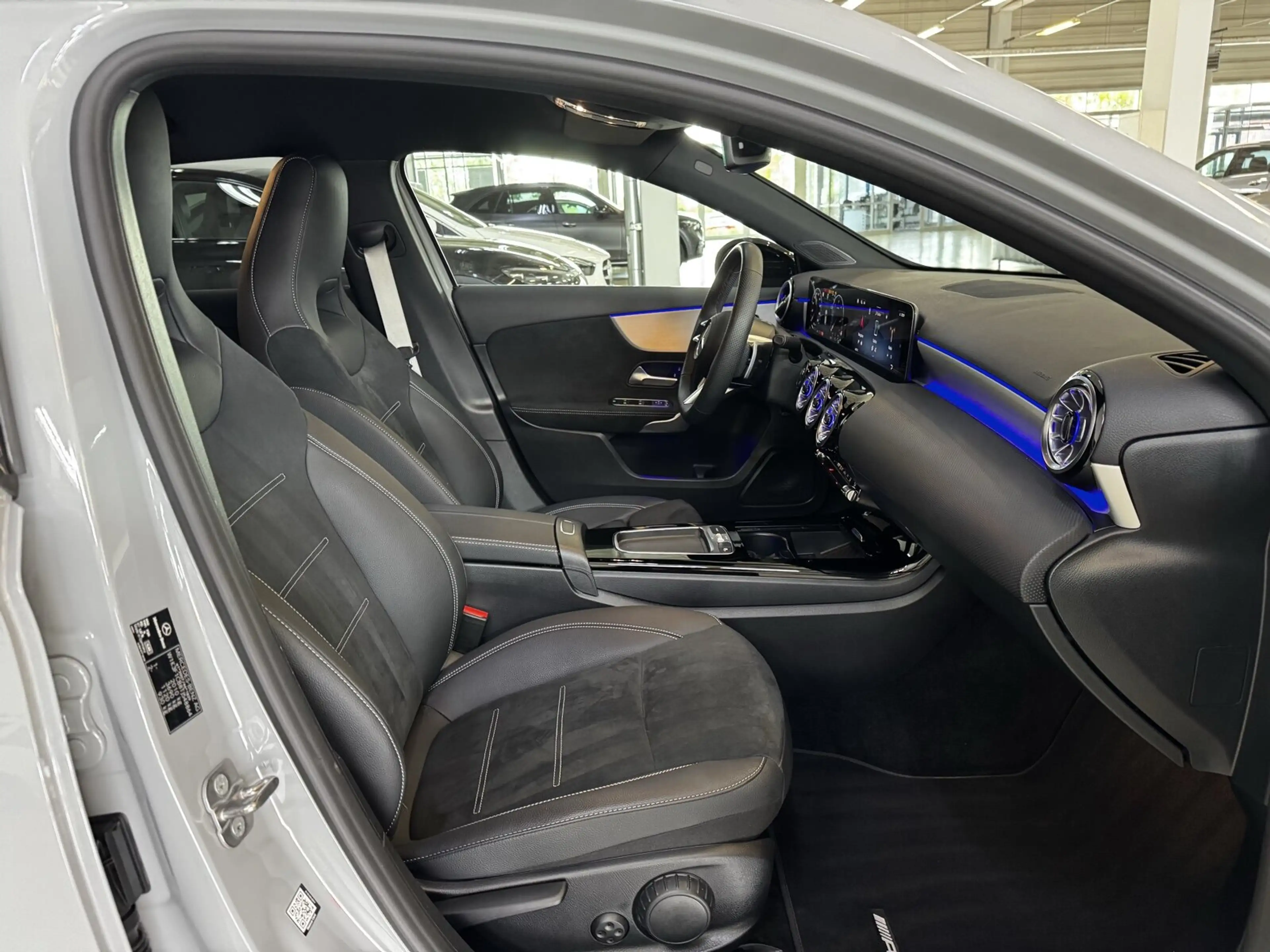 Mercedes-Benz A 200 A 200 d Kompaktlimousine AMG Distr Standh Multibeam Night 19 Zoll — photo 15